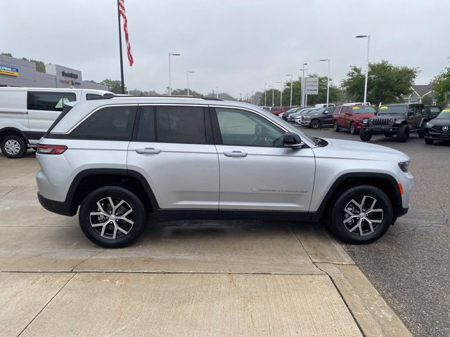 Used 2023 Jeep Grand Cherokee Limited AWD/4WD image 2