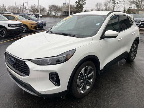 Used 2023 Ford Escape Platinum image 3