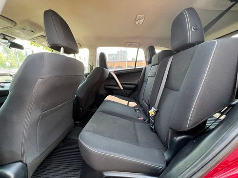 Used 2018 Toyota RAV4 LE AWD/4WD image 13