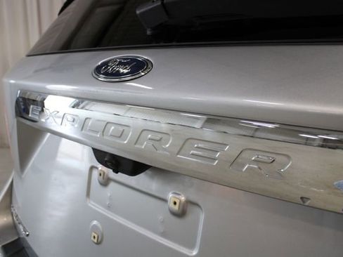Used 2021 Ford Explorer Limited w/ Equipment Group 301A AWD/4WD image 32