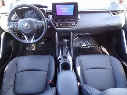 Used 2023 Toyota Corolla Cross XLE image 11