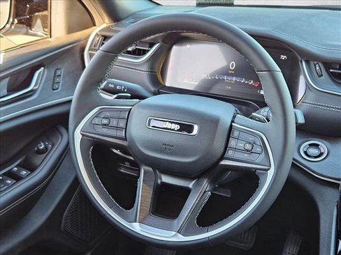 New 2025 Jeep Grand Cherokee Limited w/ Black Appearance Package image 11