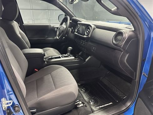 Used 2018 Toyota Tacoma TRD Sport image 11