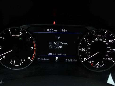 Used 2025 Nissan Altima 2.5 SV FWD image 33