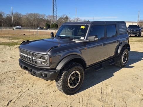 Used 2023 Ford Bronco Badlands image 2