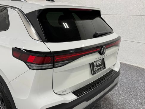 Used 2026 Volkswagen Tiguan SE AWD/4WD image 16