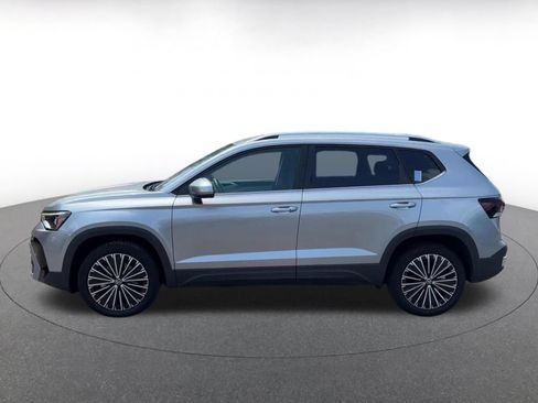 Used 2025 Volkswagen Taos SE FWD image 8