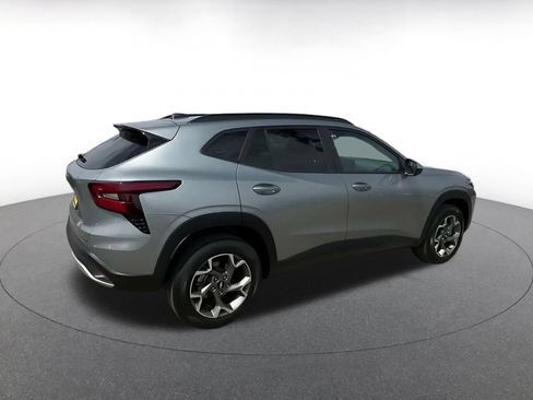 Used 2025 Chevrolet Trax LT FWD image 12