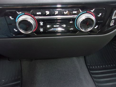 Used 2022 Chevrolet Silverado 1500 LT image 14