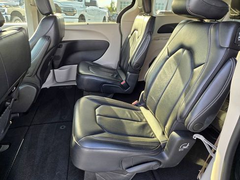 Used 2022 Chrysler Pacifica Touring-L FWD image 10