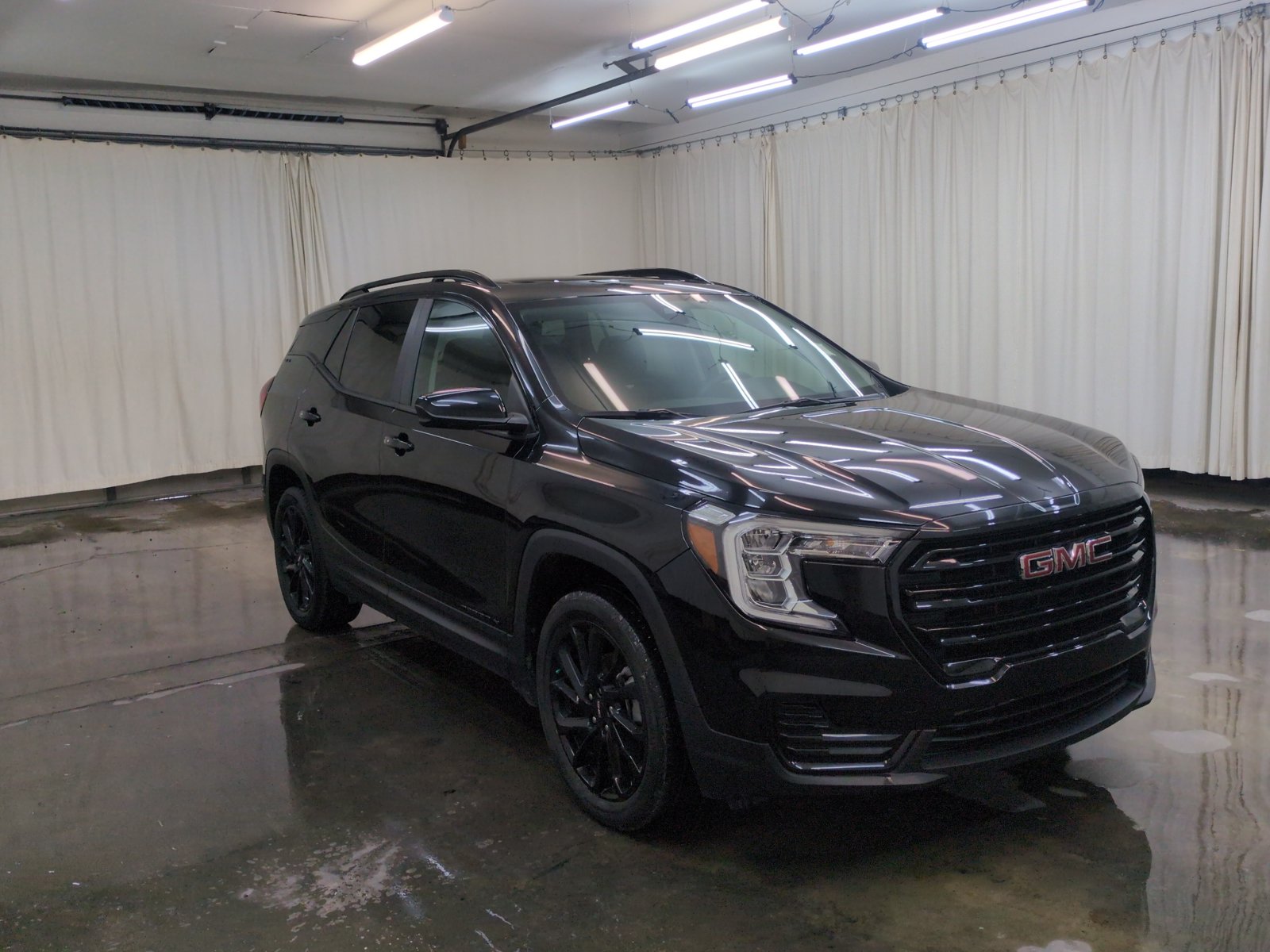 Used 2023 GMC Terrain SLE w/ Driver Convenience Package AWD/4WD image 3