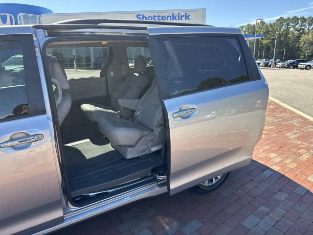 Used 2019 Toyota Sienna XLE Premium FWD image 27