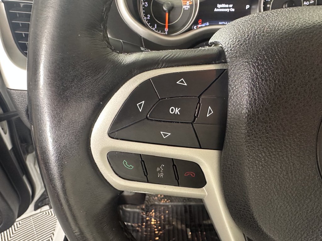 Used 2017 Jeep Cherokee Overland w/ Technology Group AWD/4WD image 24