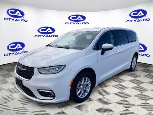 Used 2023 Chrysler Pacifica Touring-L FWD image 1