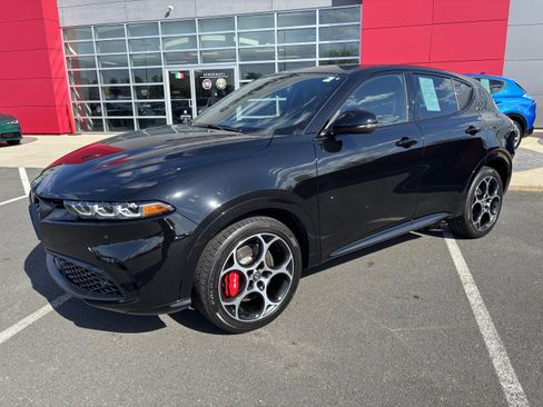 Certified 2025 Alfa Romeo Tonale w/ Premium Package AWD/4WD image 6