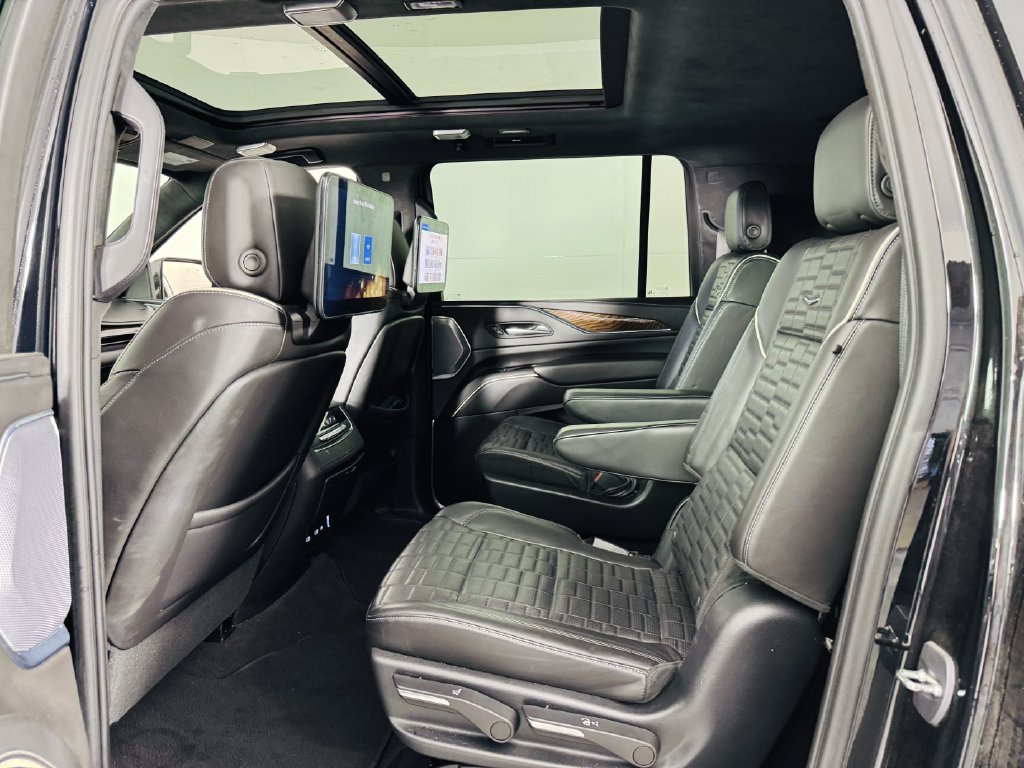 Used 2023 Cadillac Escalade ESV Premium Luxury Platinum w/ Heavy-Duty Trailer Package AWD/4WD image 25