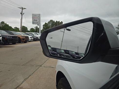 Used 2024 Chevrolet Equinox LT AWD/4WD image 29