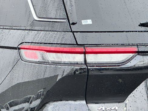 Used 2023 Jeep Grand Cherokee Limited w/ Luxury Tech Group II image 9