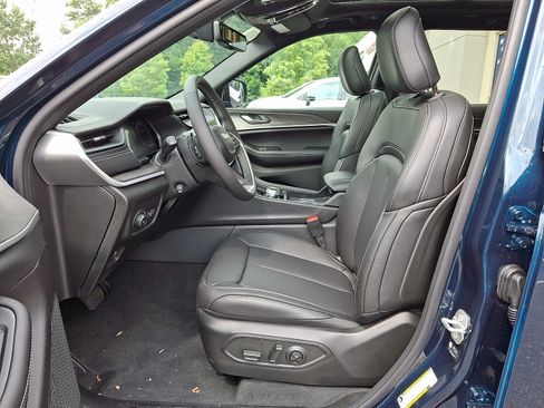 New 2026 Jeep Grand Cherokee Limited w/ Luxury Tech Group II AWD/4WD image 9