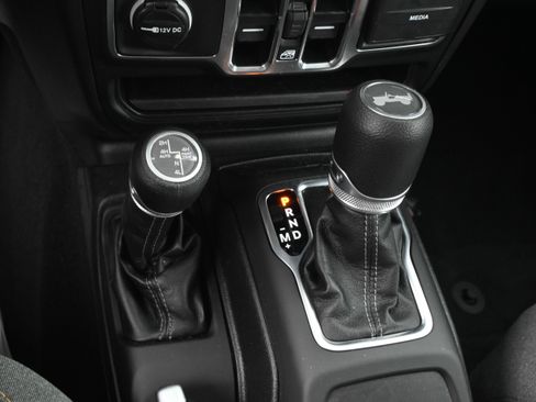 Used 2025 Jeep Wrangler Unlimited Sahara AWD/4WD image 26