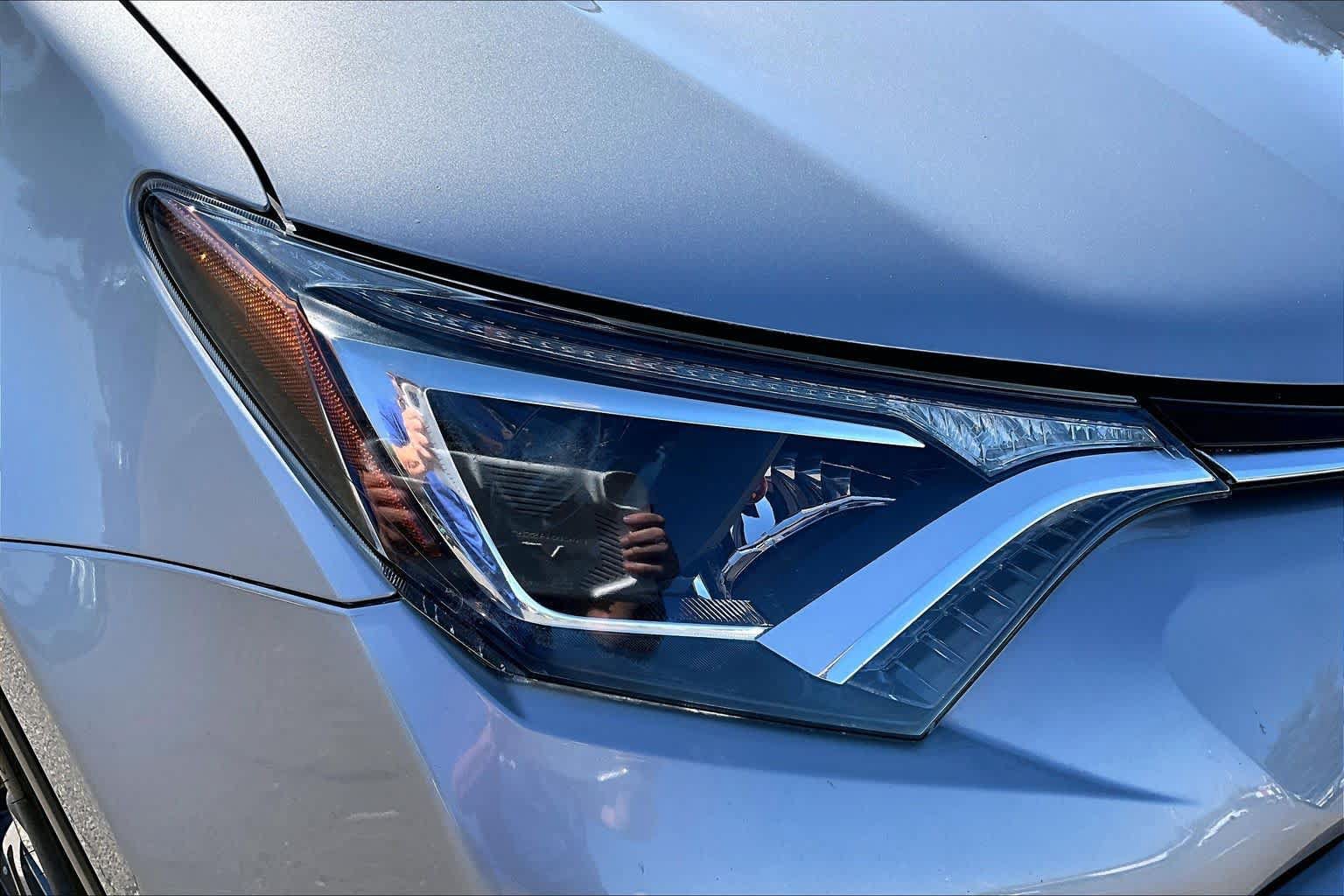 Used 2018 Toyota RAV4 XLE AWD/4WD image 27