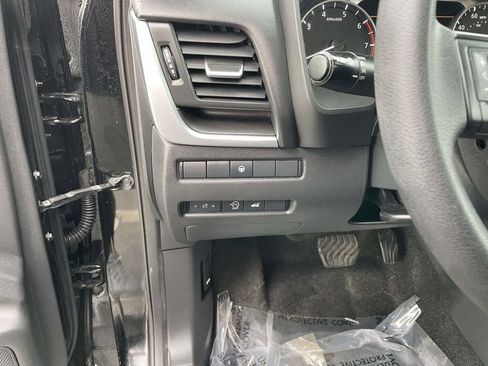 Used 2024 Nissan Rogue SV image 30