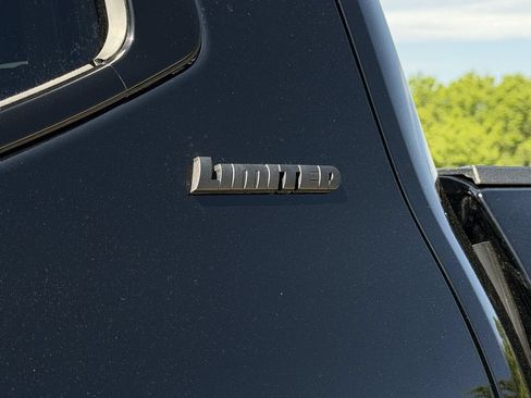 Used 2025 Toyota Tundra Limited AWD/4WD image 11