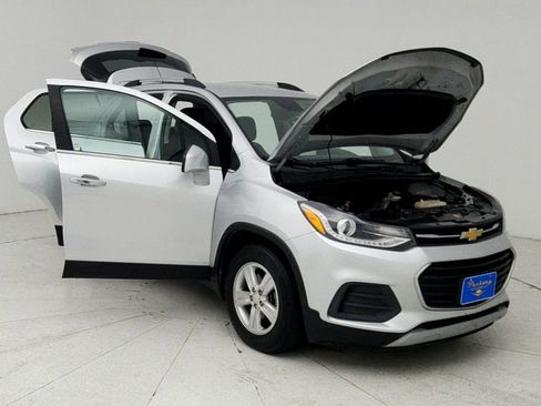 Used 2019 Chevrolet Trax LT w/ LT Convenience Package FWD image 10