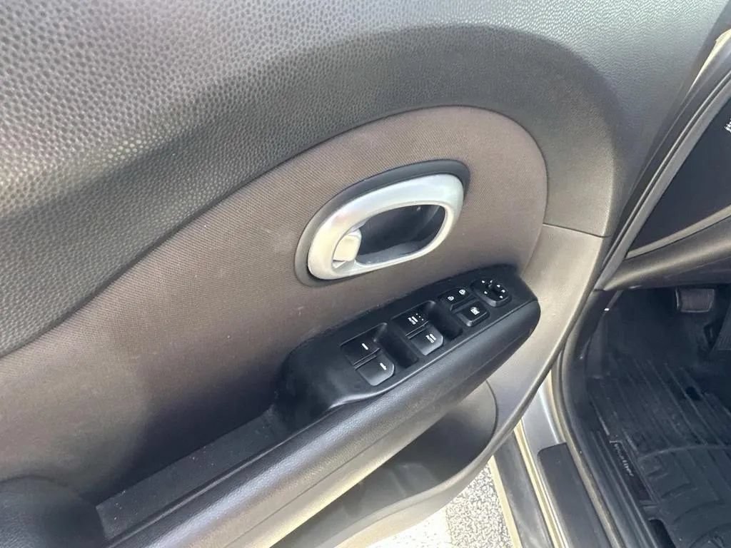 Used 2015 Kia Soul + FWD image 17