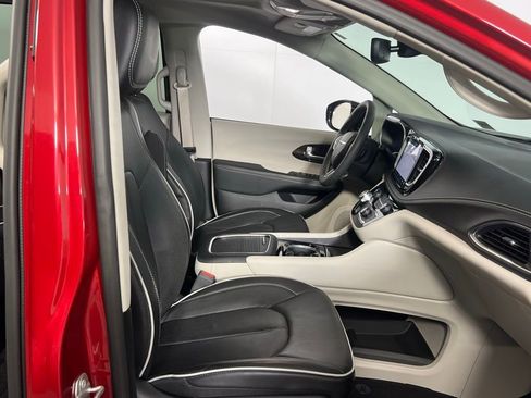 Certified 2024 Chrysler Pacifica Limited image 30
