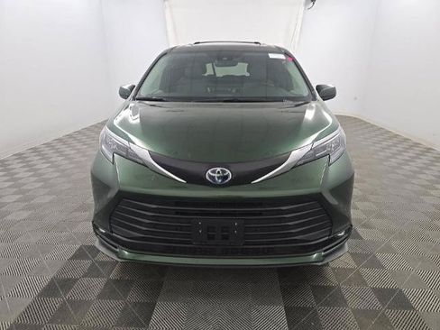 Used 2025 Toyota Sienna XLE FWD image 2