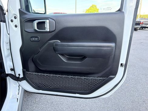Used 2025 Jeep Wrangler Unlimited Rubicon AWD/4WD image 13