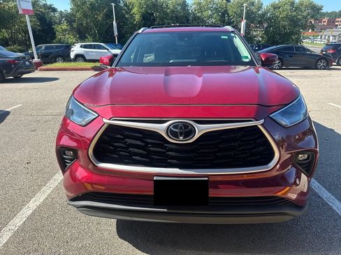 Used 2022 Toyota Highlander XLE AWD/4WD image 2