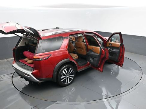 Used 2024 Nissan Pathfinder Platinum w/ Cargo Package image 31