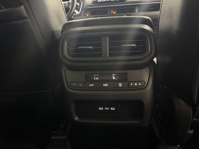Used 2024 Honda Pilot Touring image 11