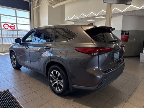 Used 2021 Toyota Highlander XLE AWD/4WD image 7