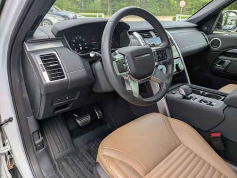 Used 2025 Land Rover Discovery Dynamic SE AWD/4WD image 13