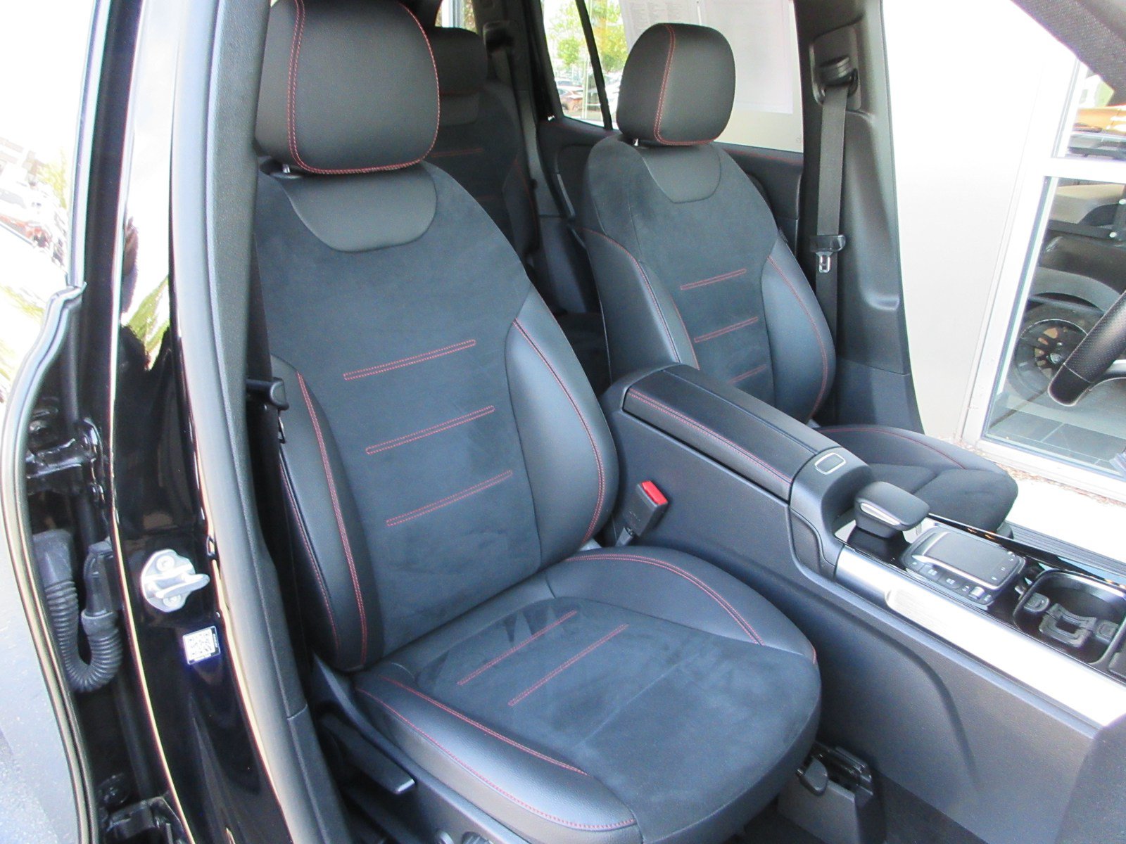 Used 2022 Mercedes-Benz GLB 250 4MATIC image 26