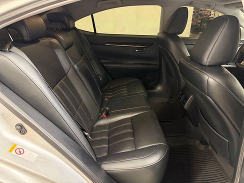 Used 2016 Lexus ES 350 w/ Luxury Package w/Wood Trim FWD image 14