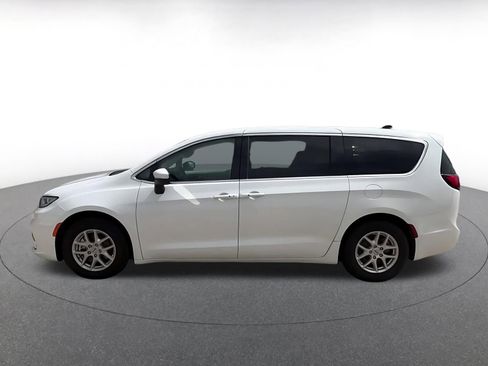 Used 2023 Chrysler Pacifica Touring-L FWD image 9