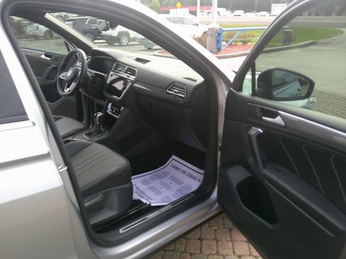 Used 2022 Volkswagen Tiguan SE R-Line image 17
