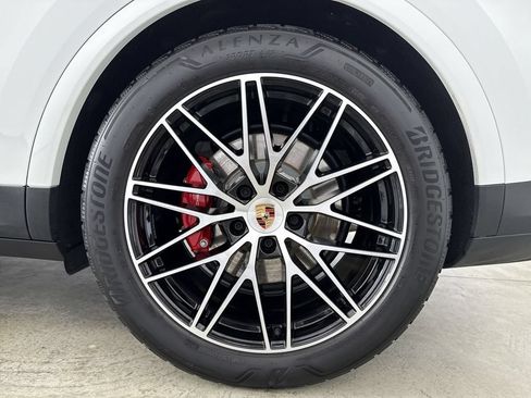 Certified 2025 Porsche Cayenne S AWD/4WD image 14