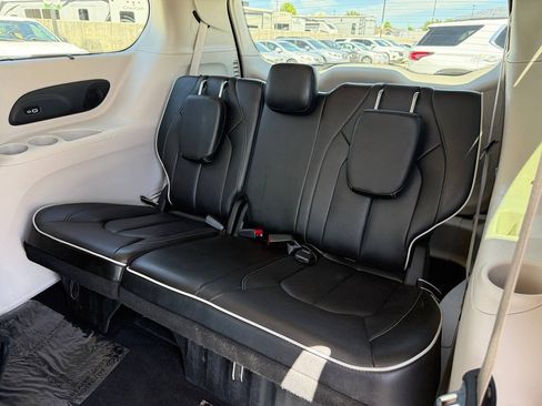 Used 2023 Chrysler Pacifica Limited FWD image 21