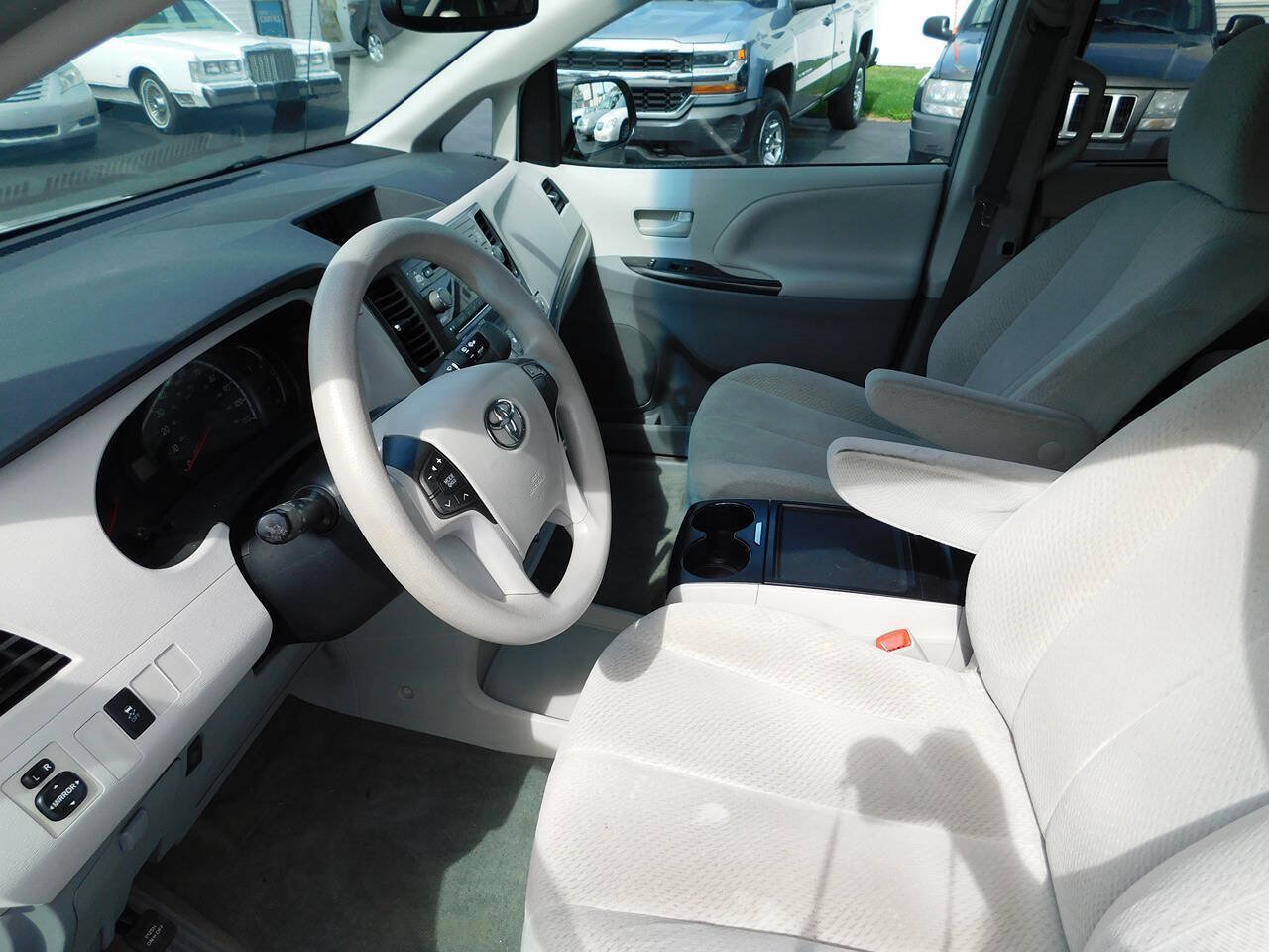 Used 2012 Toyota Sienna LE w/ Towing Pkg AWD/4WD image 30