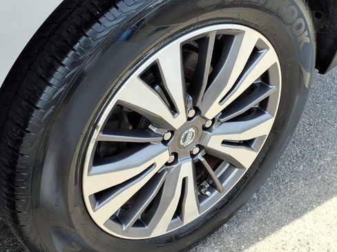 Used 2017 Nissan Pathfinder SV FWD image 12