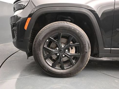 Used 2025 Jeep Grand Cherokee Altitude AWD/4WD image 17