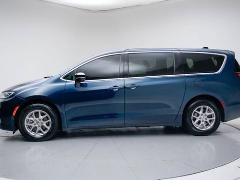 Used 2025 Chrysler Pacifica Select FWD image 2