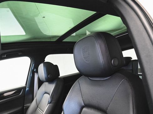 Used 2022 Porsche Cayenne Platinum Edition image 30