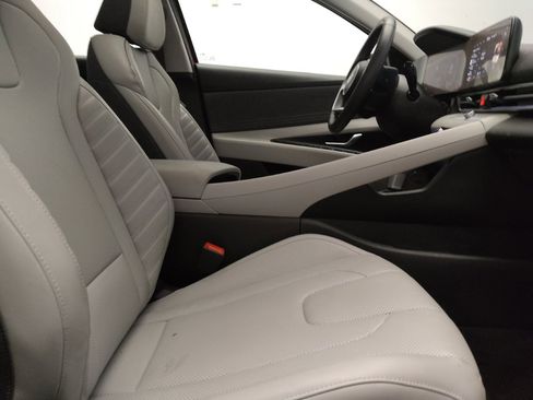 Used 2025 Hyundai Elantra Limited FWD image 21