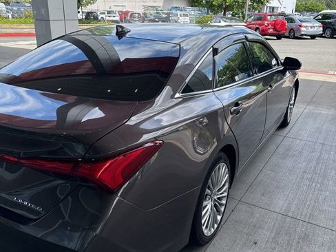 Used 2019 Toyota Avalon Limited w/ Advanced Safety Package FWD image 5